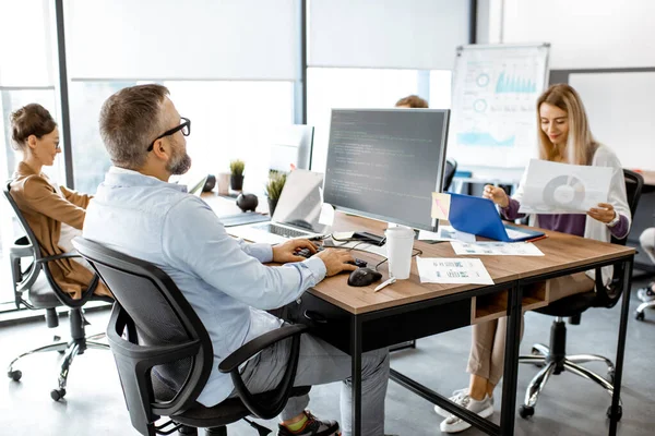 Programmeurs travaillant dans le bureau — Photo