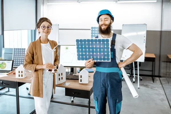 Personer som arbetar med alternativa energiprojekt på kontoret — Stockfoto