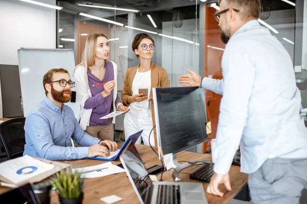 Trabajo de oficina con diversos compañeros de trabajo — Foto de Stock