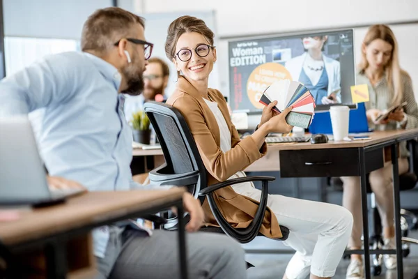 Diseñadores web que trabajan en la oficina — Foto de Stock