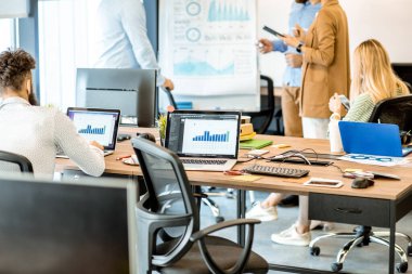 Ofisteki bilgisayarda çalışan adam.