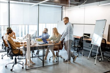 Çeşitli iş arkadaşlarıyla ofis çalışması