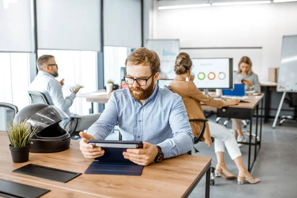 Homme travaillant dans le bureau — Photo