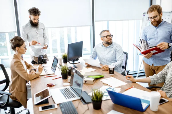 Personas que trabajan juntas en la oficina — Foto de Stock