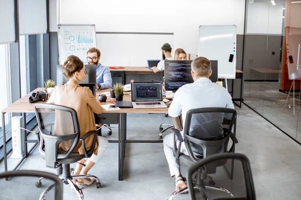 Programadores que trabalham no escritório — Fotografia de Stock