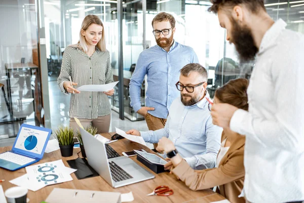 Personas que trabajan juntas en la oficina — Foto de Stock