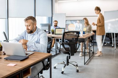 Ofiste çalışan adam.