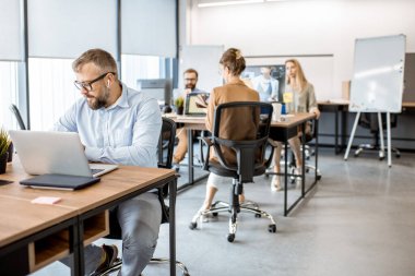 Ofiste çalışan adam.