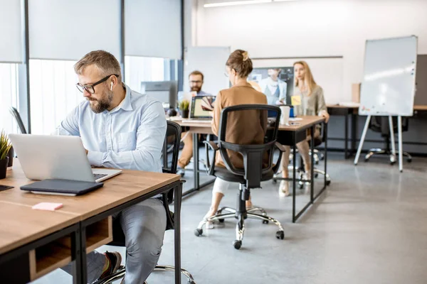 Ofiste çalışan adam.