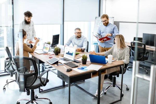 Människor som arbetar tillsammans på kontoret — Stockfoto