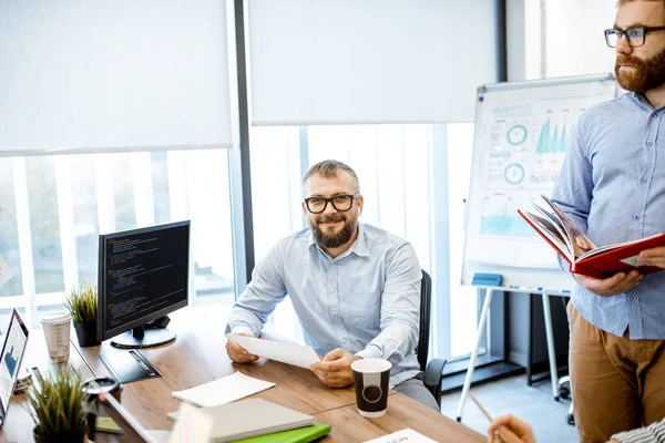 Office worker porträtt — Stockfoto