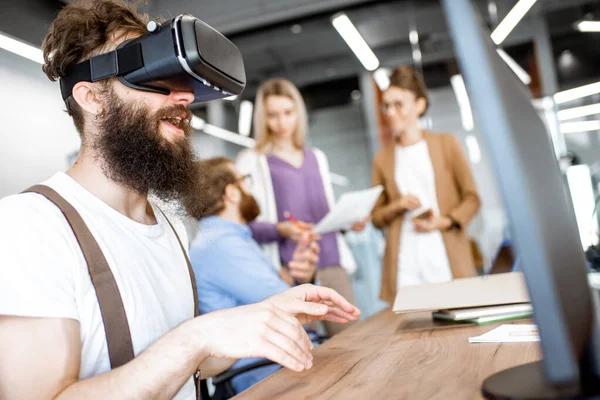 Mann med VR gogglesin på kontoret – stockfoto