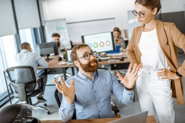 Ofiste konuşmak iki genç arkadaşları