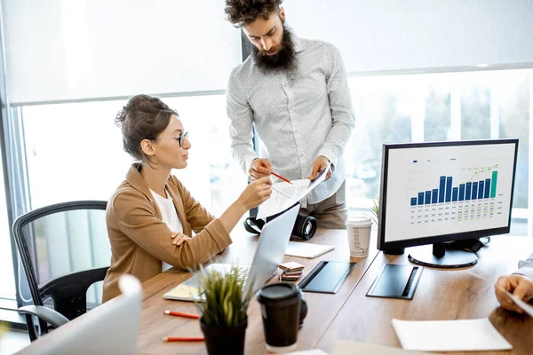 Two young colleagues working in the office — Stock Photo, Image