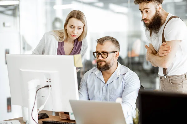 Gerente con los trabajadores de oficina en la oficina — Foto de Stock