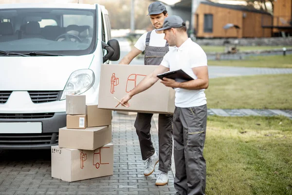 Kuriere liefern Pakete mit dem Auto aus — Stockfoto