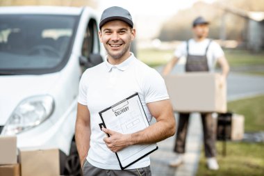 Arabayla paket getiren kuryeler.