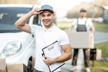 Arabayla paket getiren kuryeler.