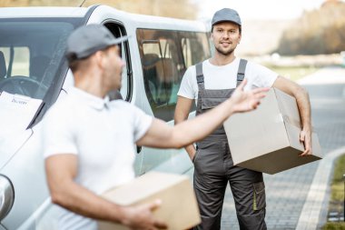 Arabayla paket getiren kuryeler.