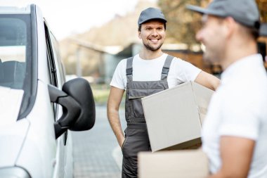 Arabayla paket getiren kuryeler.