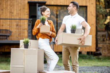 Genç çift yeni bir eve taşınıyor.