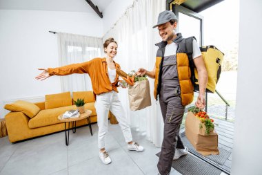 Kurye eve erzak getiriyor.