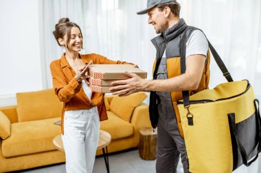 Kurye eve pizza getiriyor.