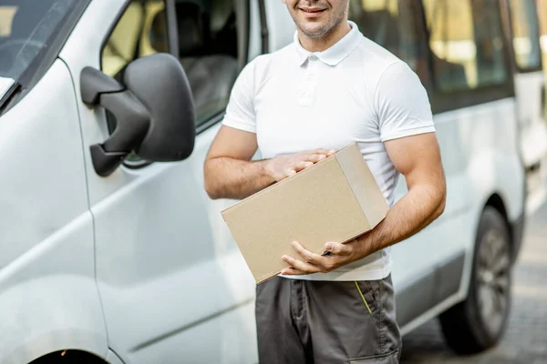 Uomo di consegna con pacco all'aperto — Foto Stock