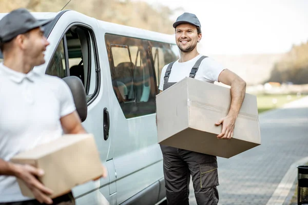 Kuriere liefern Pakete mit dem Auto aus — Stockfoto