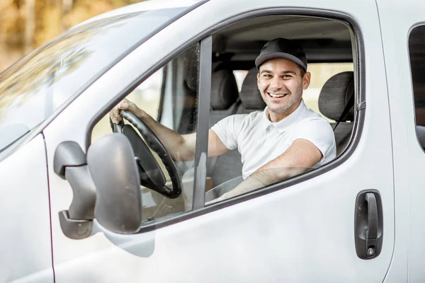 Ritratto del conducente della consegna in auto — Foto Stock