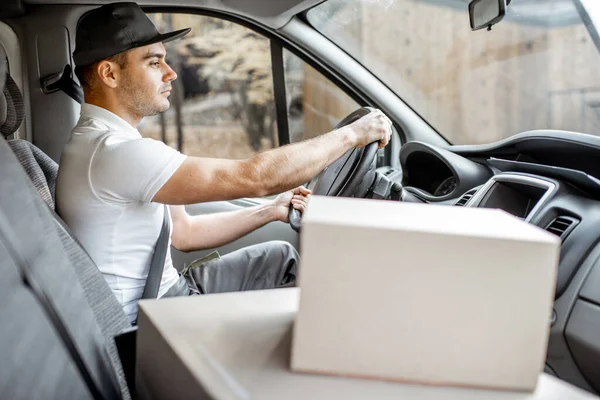 Fahrer liefert Güter per Fahrzeug aus — Stockfoto