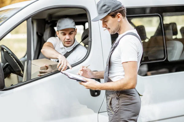 Mitarbeiter der Lieferfirma liefern Waren mit dem Auto aus — Stockfoto