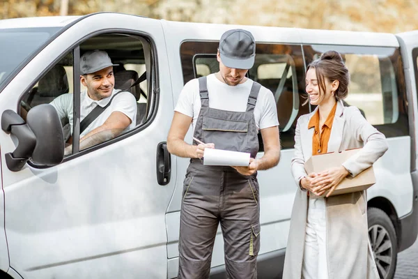 Dipendenti della società di consegna che consegnano merci a un cliente in auto — Foto Stock