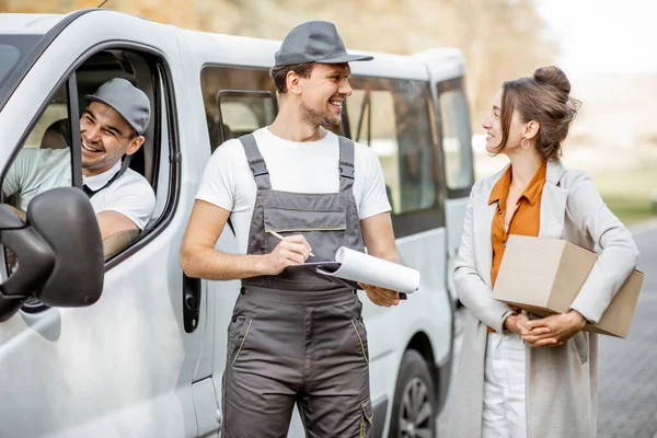 Mitarbeiter der Lieferfirma liefern Waren mit dem Auto an einen Kunden — Stockfoto