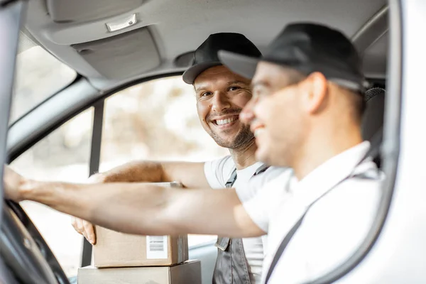 Dipendenti della società di consegna alla guida di un veicolo cargo — Foto Stock