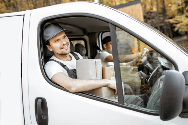 Mitarbeiter der Lieferfirma liefern Waren mit dem Auto aus — Stockfoto