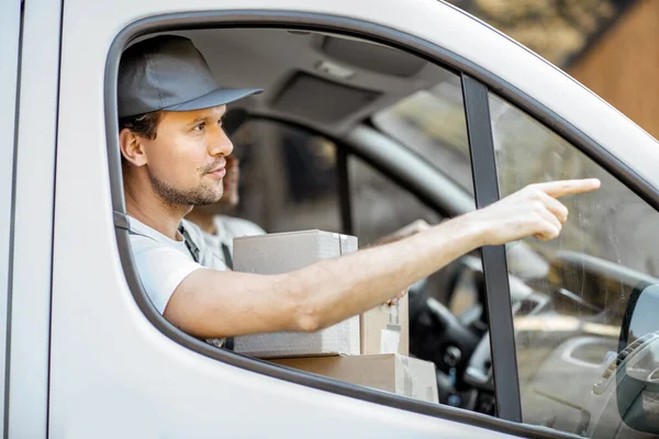 Dipendenti della società di consegna che consegnano merci in auto — Foto Stock