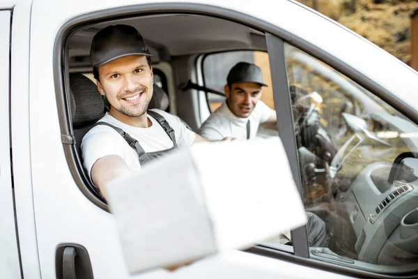 Kurier liefert Waren mit dem Auto aus — Stockfoto