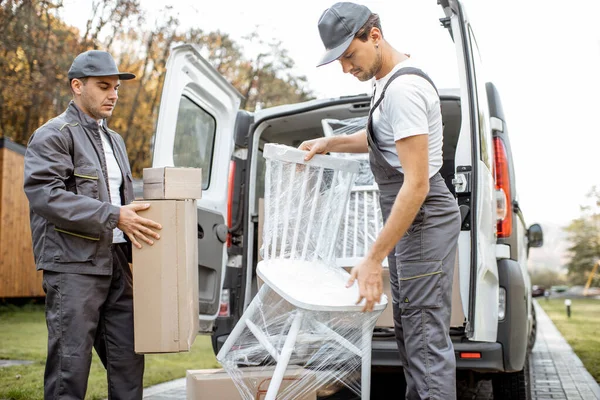 Funcionários da empresa de entrega descarregamento de carga van veículo — Fotografia de Stock