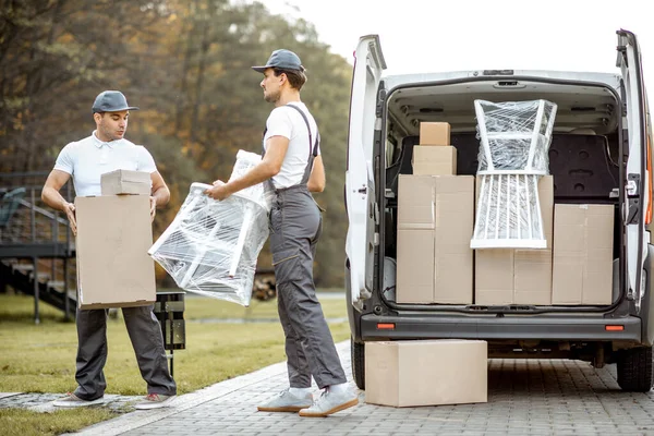 Impiegati della società di consegna che scaricano furgoni merci — Foto Stock