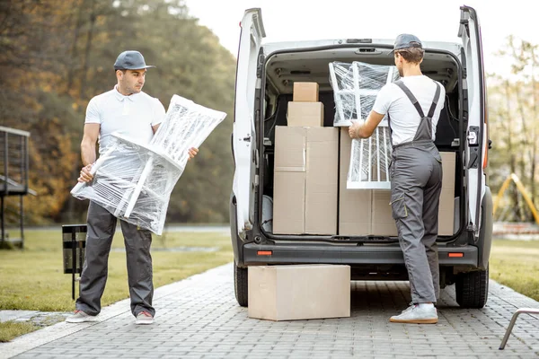 Impiegati della società di consegna che scaricano furgoni merci — Foto Stock