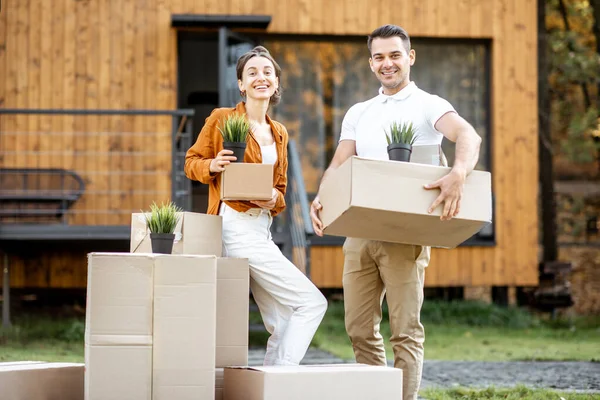 Pasangan muda pindah ke rumah baru — Stok Foto