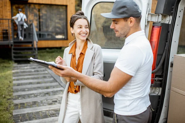 Umzugsunternehmen, die Waren während eines Umzugs ausliefern — Stockfoto