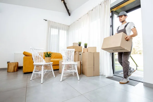 Professional mover delivering furniture to a new house — ストック写真