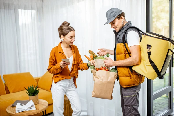 Mensajero entrega de comestibles a casa — Foto de Stock