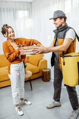 Kurye eve pizza getiriyor.