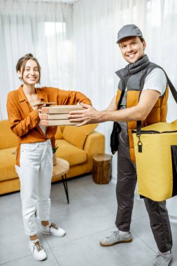 Kurye eve pizza getiriyor.