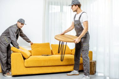 Mobilyaları eve yerleştirir