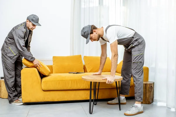 Transformadores colocando móveis em casa — Fotografia de Stock