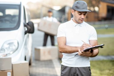 Arabayla paket getiren kuryeler.